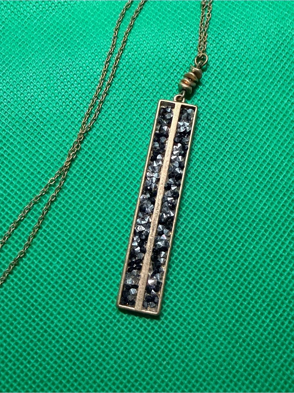 NWT Beautiful long chain necklace with silver rocks  in the pendant